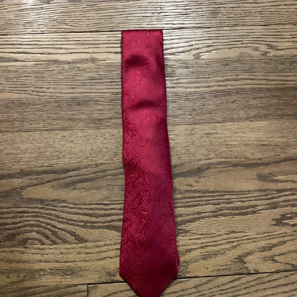 Men’s Red Paisley X-long Tie